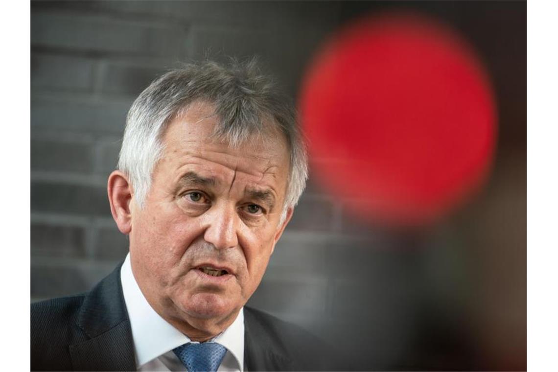 Der Frankfurter Polizeipräsident Gerhard Bereswill nimmt bei einer Pressekonferenz Stellung zu den gewalttätigen Krawallen. Foto: Frank Rumpenhorst/dpa