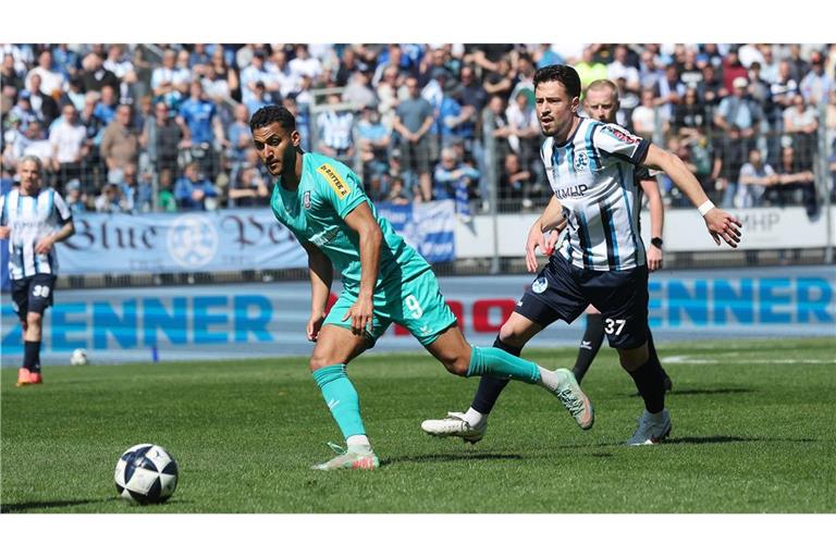 Der Frankfurter Torschütze Amin Farouk (links) im Duell mit Flamur Berisha.