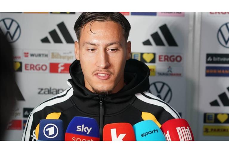 Der Frankfurter Younes Ebnoutalib steht bei der Nationalmannschaft in Herzogenaurach Rede und Antwort.