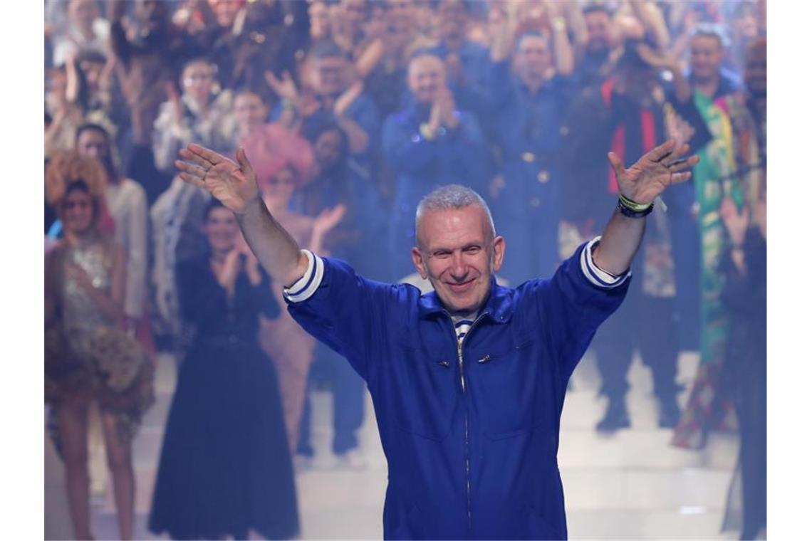 Der französische Mode-Designer Jean Paul Gaultier verabschiedet sich vom Publikum. Foto: Francois Mori/AP/dpa