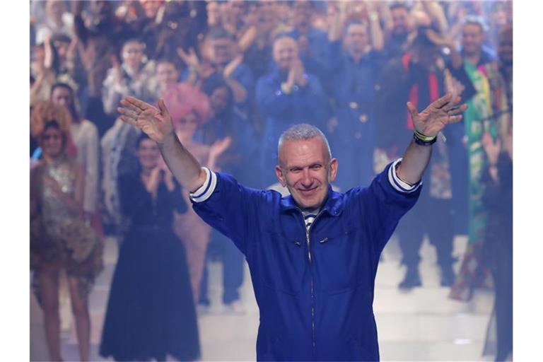 Der französische Mode-Designer Jean Paul Gaultier verabschiedet sich vom Publikum. Foto: Francois Mori/AP/dpa