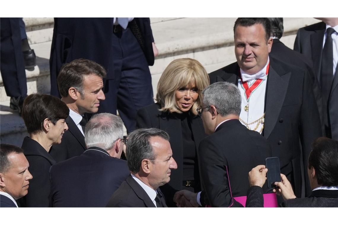 Welt nimmt Abschied von Franziskus – „Die Herzen berührt“ Der französische Präsident Emmanuel Macron (3.v.l) und seine Frau Brigitte kommen zur Beerdigung von Papst Franziskus auf dem Petersplatz im Vatikan.