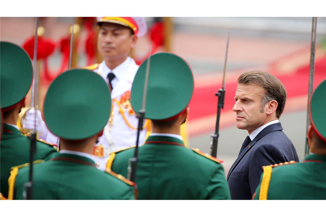 Der französische Präsident Emmanuel Macron begutachtet eine Ehrengarde im Präsidentenpalast in Hanoi, Vietnam.
