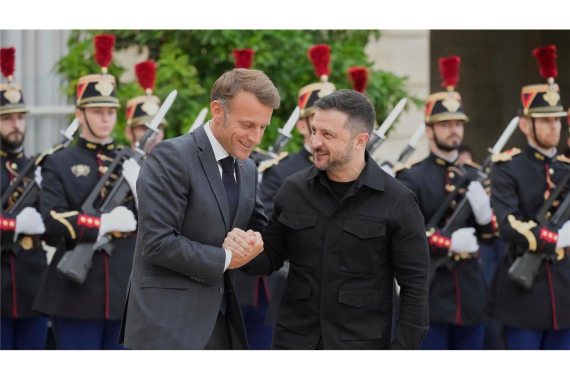 Der französische Präsident Emmanuel Macron (l)  begrüßt Wolodymyr Selenskyj, Präsident der Ukraine, vor einem Treffen im Elysee-Palast.