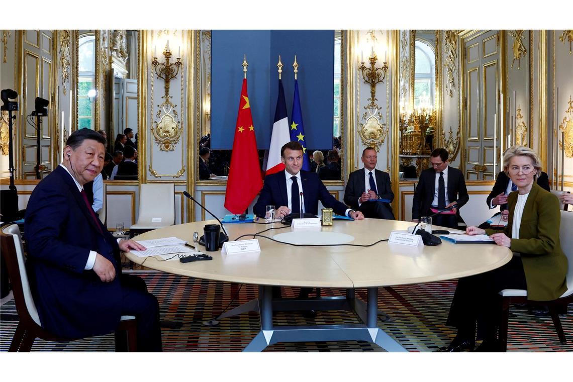 Der französische Präsident Emmanuel Macron (M), Chinas Präsident Xi Jinping (l) und die Präsidentin der Europäischen Kommission Ursula von der Leyen nehmen an einem trilateralen Treffen im Elysee-Palast in Paris teil.