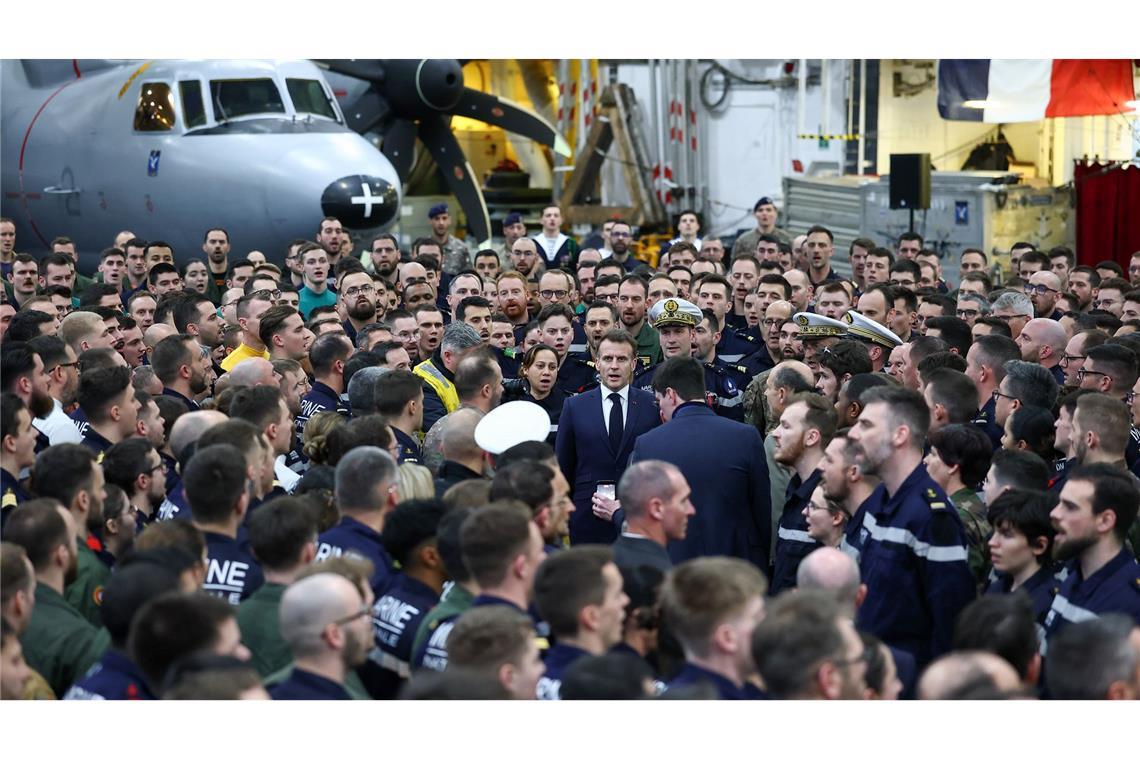 Der französische Präsident Emmanuel Macron (M) singt die Nationalhymne mit der Besatzung des französischen Flugzeugträgers Charles de Gaulle während seines Besuchs in Zypern.