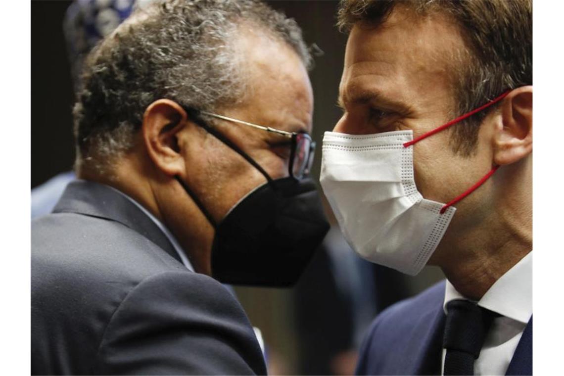 Holpriger Neuanfang - Europa kämpft um Einfluss in Afrika Der französische Präsident Emmanuel Macron (r) und WHO-Generaldirektor Tedros Adhanom Ghebreyesus vor der Pressekonferenz zum EU-Afrika-Gipfel. Foto: Johanna Geron/Pool Reuters/AP/dpa