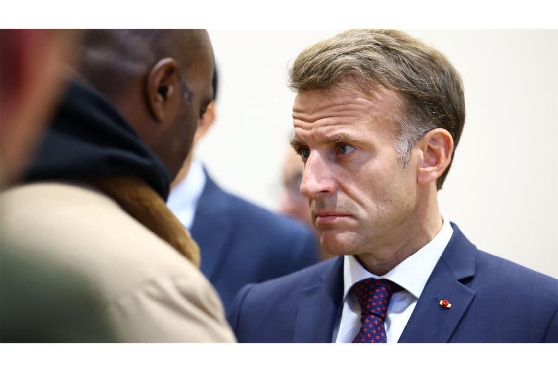 Der französische Präsident Emmanuel Macron trifft sich nach den tödlichen Schüssen in der Region Paris im Rathaus von Trappes in der Nähe von Paris mit Anwohnern.