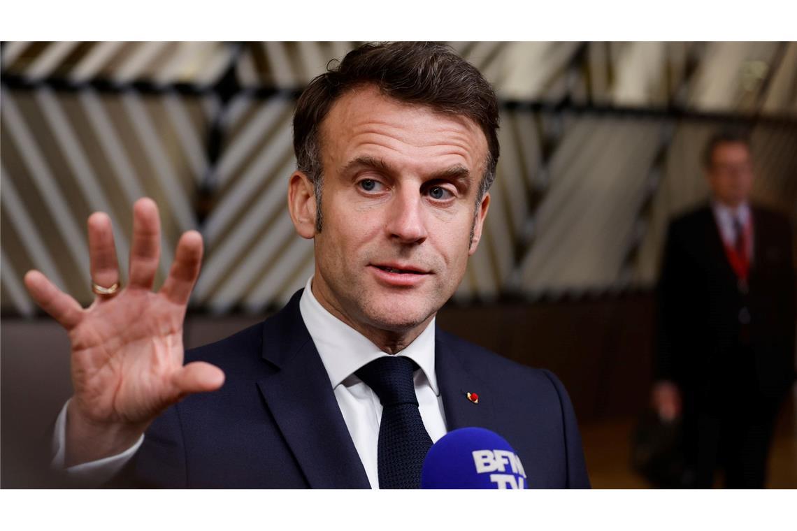 Der französische Präsident Emmanuel Macron würdigt Bundeskanzler Scholz bei seinem Abschluss-Statement zum EU-Gipfel.