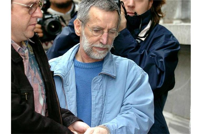Der französische Serienmörder Michel Fourniret (M) wird im Juli 2004 im belgischen Dinant in ein Gerichtsgebäude gebracht. Foto: Boucau/BELGA/dpa