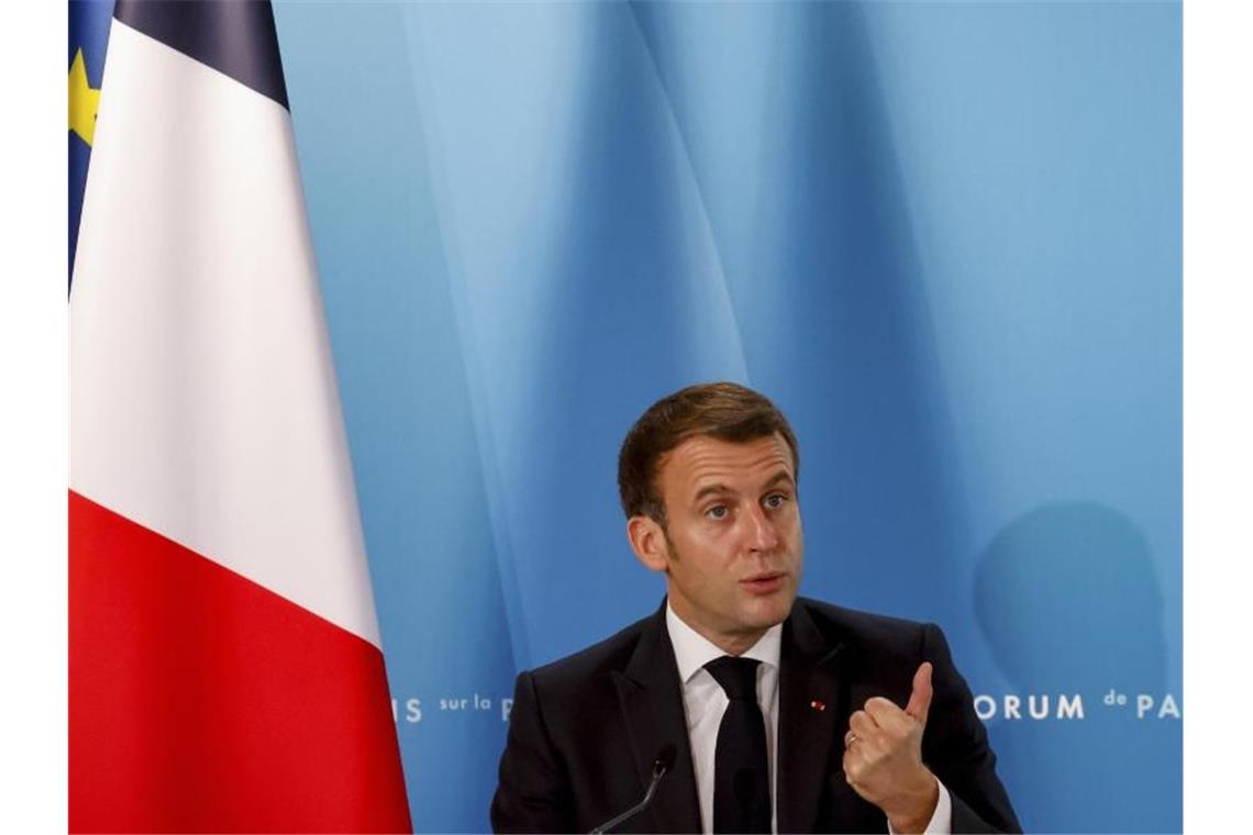 Der französische Staatschef Emmanuel Macron kritisiert Aussagen Kramp-Karrenbauers. Foto: Ludovic Marin/POOL AFP/AP/dpa