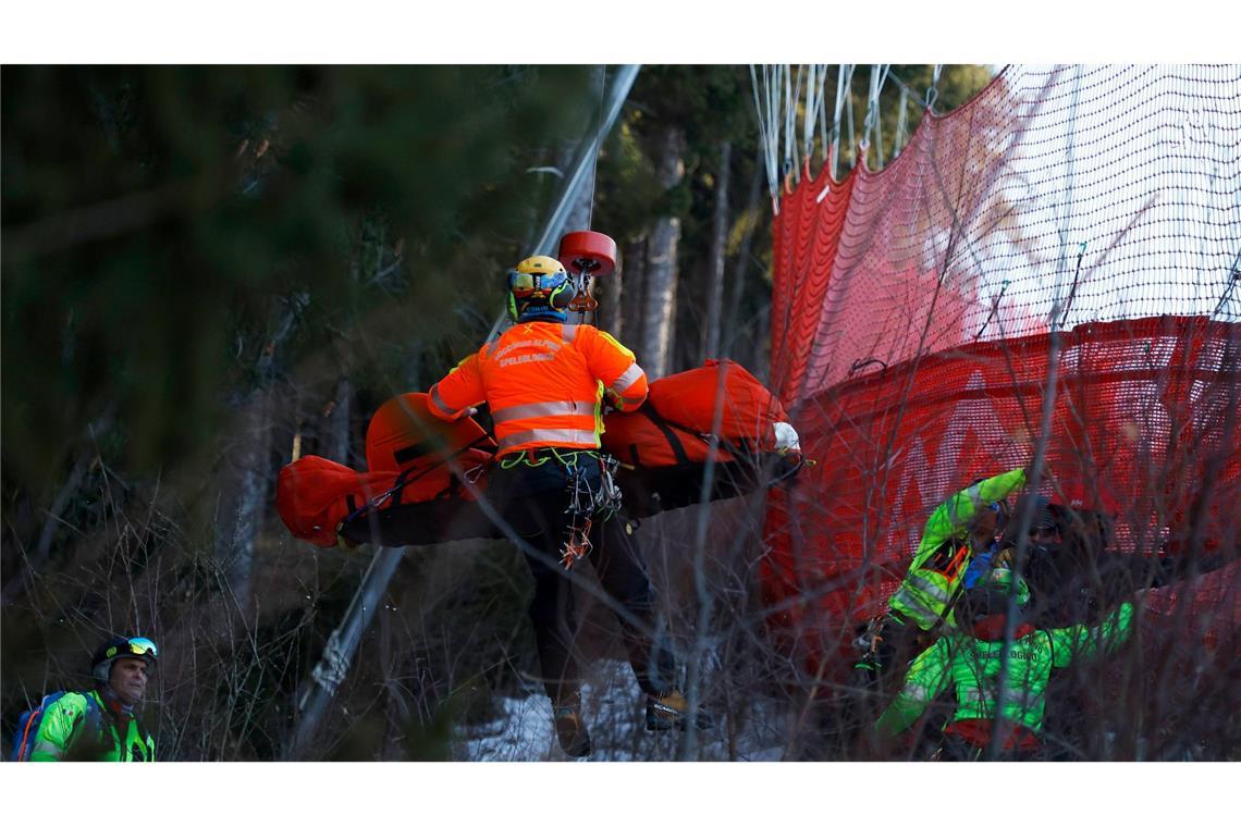 Schlimmer Sturz: Ski-Star Sarrazin auf Intensivstation Der Franzose Cyprien Sarrazin wurde nach seinem Trainingssturz mit dem Hubschrauber abtransportiert.