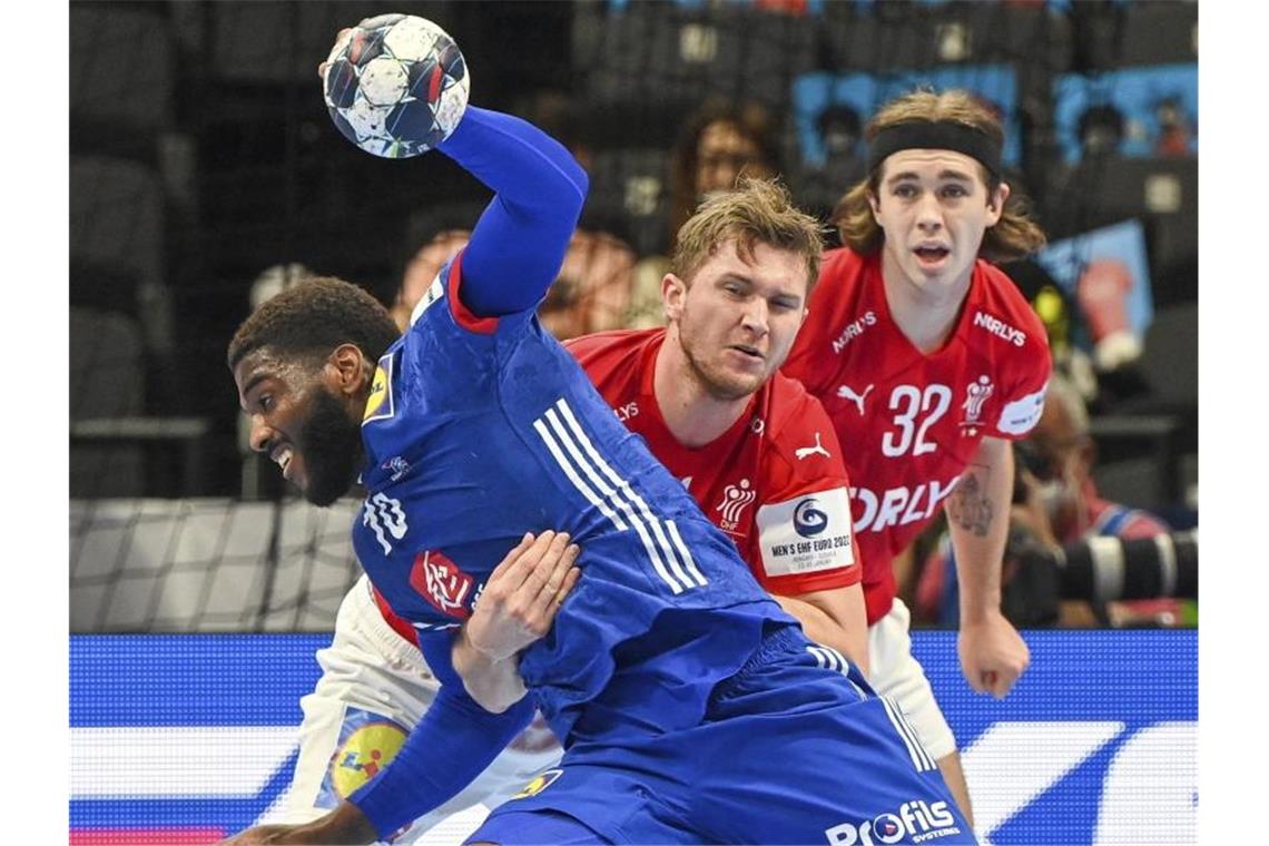 Frankreich komplettiert Halbfinale der EM Der Franzose Dika Mem (vorn) setzt sich am Wurfkreis gegen den Dänen Magnus Landin Jacobsen (M) durch. Foto: Tibor Illyes/MTI/AP/dpa