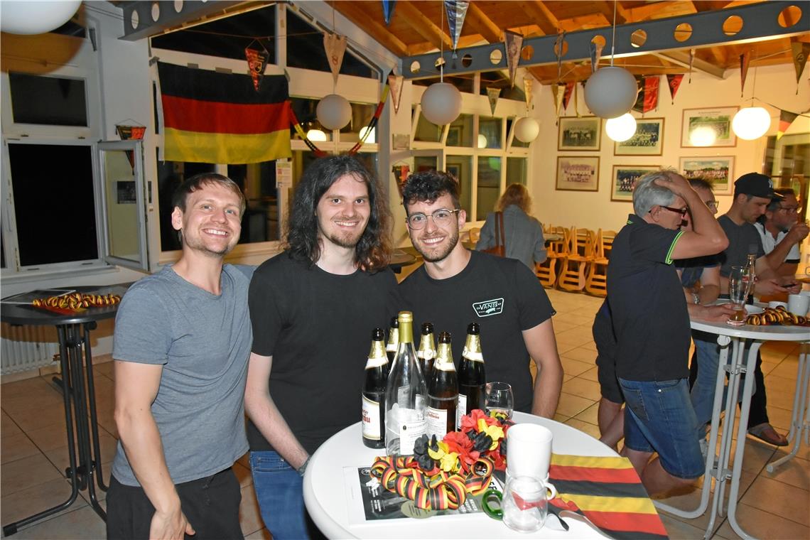 Die Euphorie früherer Zeiten fehlt Der Franzose Joël Lombert hat das Spiel mit seinen deutschen Freunden Patrick L. und Stefan K. (von links) im Vereinsheim des SV Steinbach verfolgt.