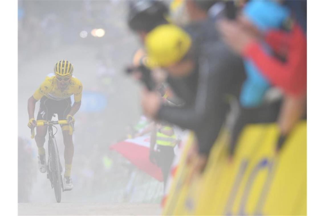 Der Franzose Julian Alaphilippe verliert beim Anstieg vor dem Ziel Zeit und das Gelbe Trikot. Foto: David Stockman/BELGA