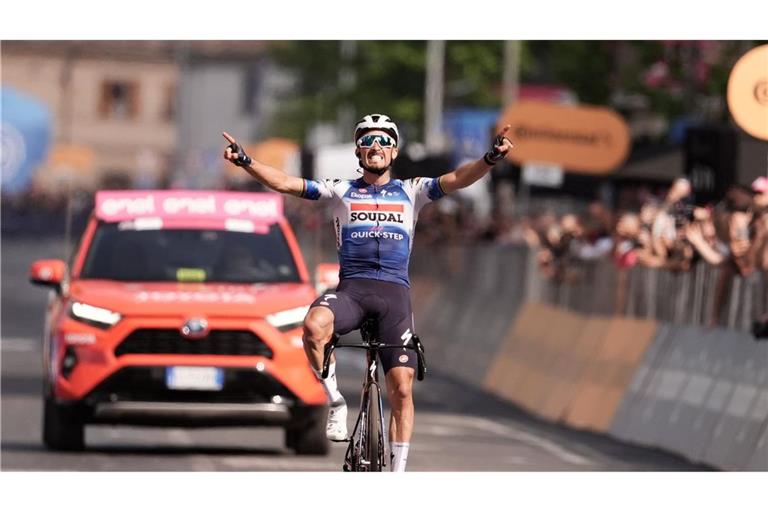 Der Franzose Julian Alaphilippe vom Team Soudal Quickstep darf sich freuen - der Etappensieg bei der UCI WorldTour in Italien gehört ihm.