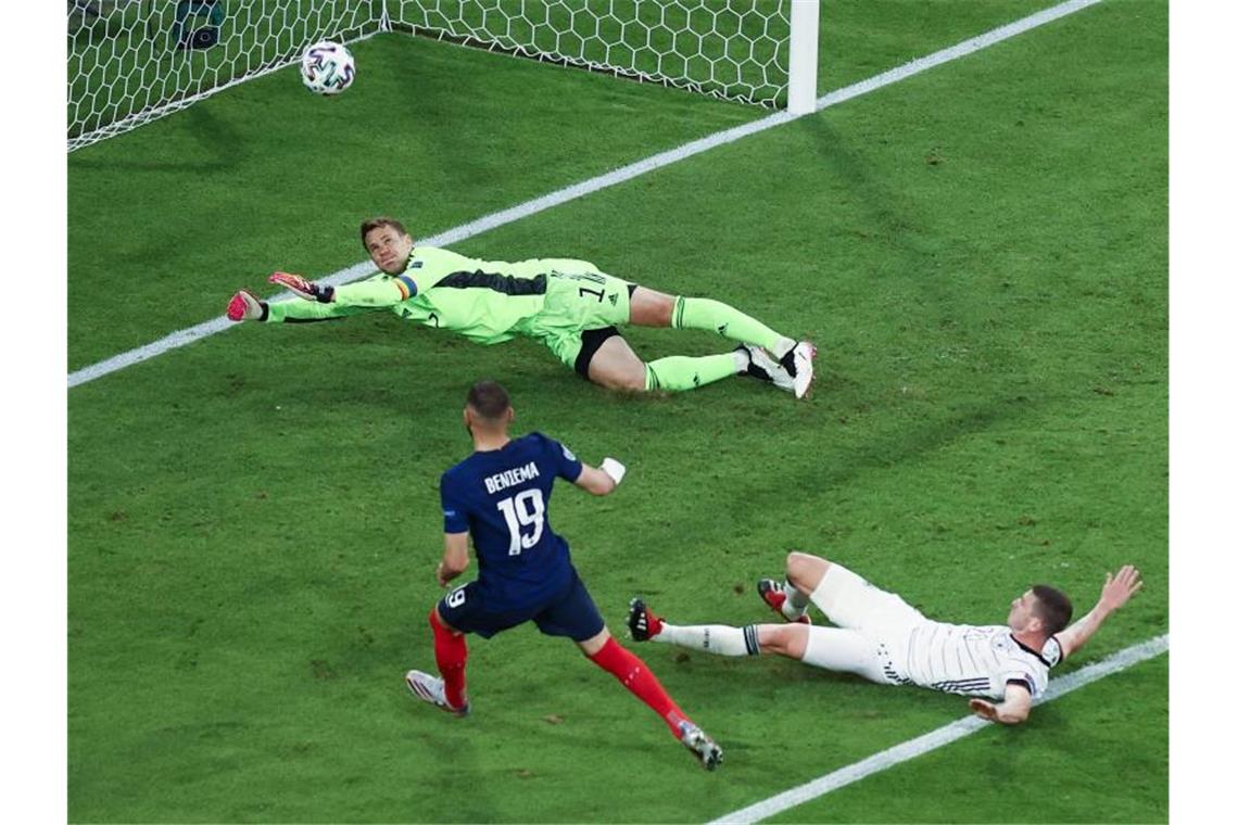 Leidenschaft reicht nicht: Fehlstart nach Hummels-Eigentor Der Franzose Karim Benzema (19) schießt ein Tor, das abseits gegeben wird. Foto: Christian Charisius/dpa