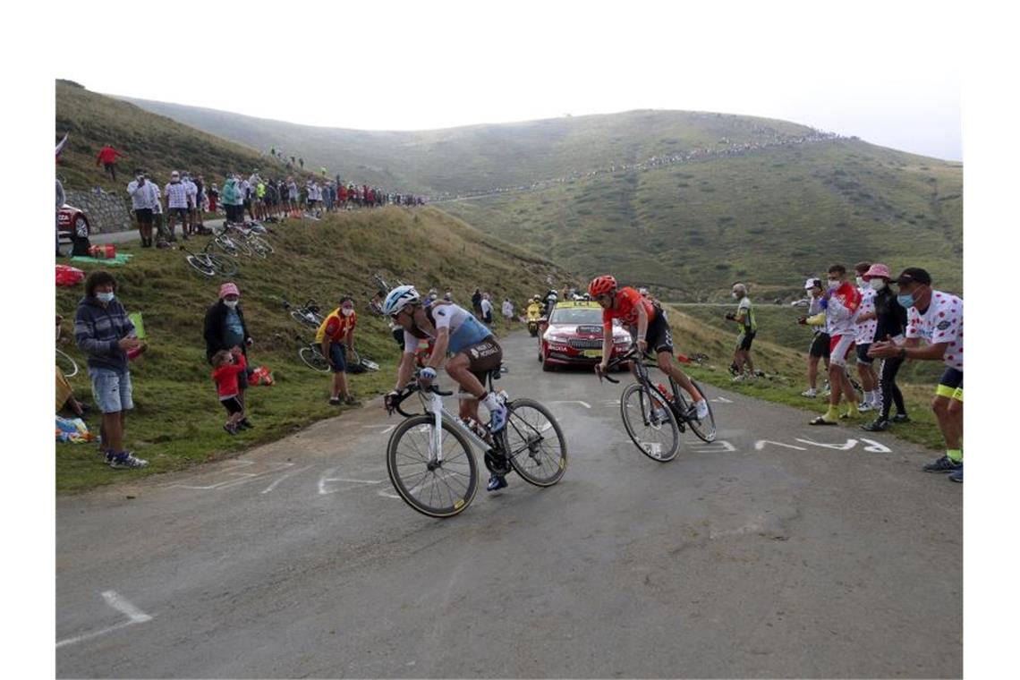 Der Franzose Nans Peters (l) vom Team ag2r La Mondiale und der Russe Ilnur Sakarin vom Team CCC auf der ersten Pyrenäen-Etappe der 107. Frankreich-Rundfahrt. Foto: Thibault Camus/AP/dpa