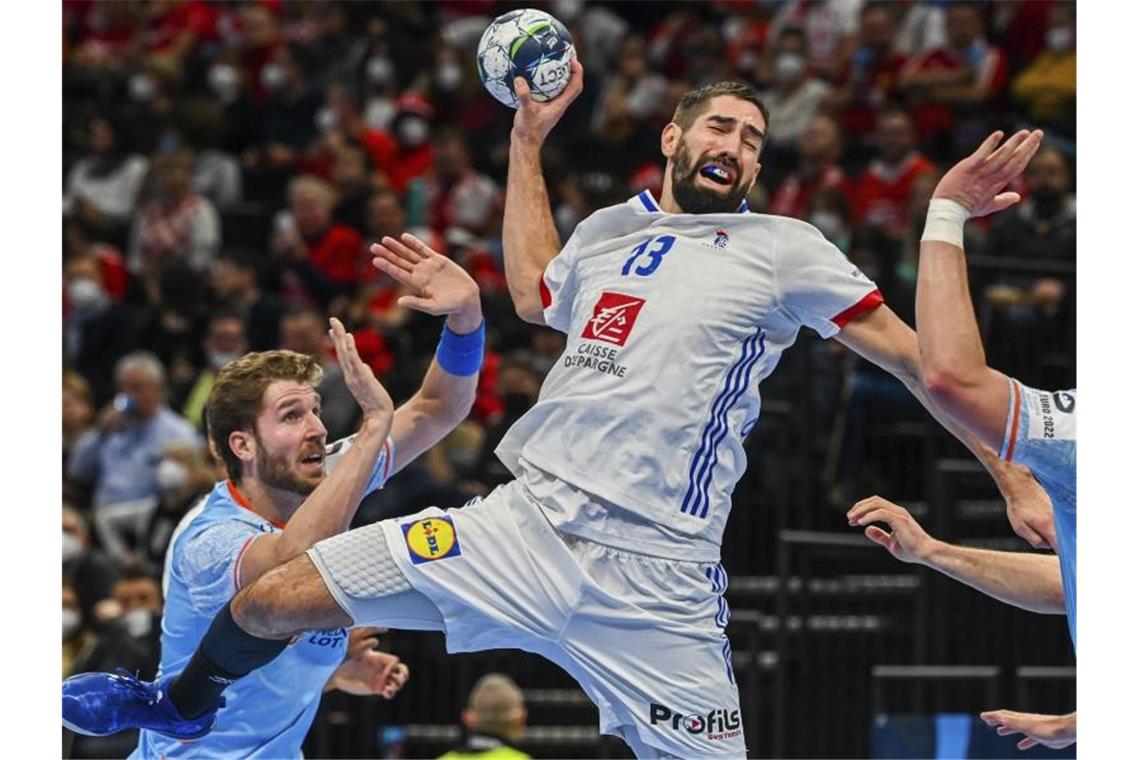 Norwegen mit Kantersieg vor Duell mit deutschen Handballern Der Franzose Nikola Karabatic (M) kommt gegen die niederländische Abwehr zum Torwurf. Foto: Tibor Illyes/MTI/AP/dpa