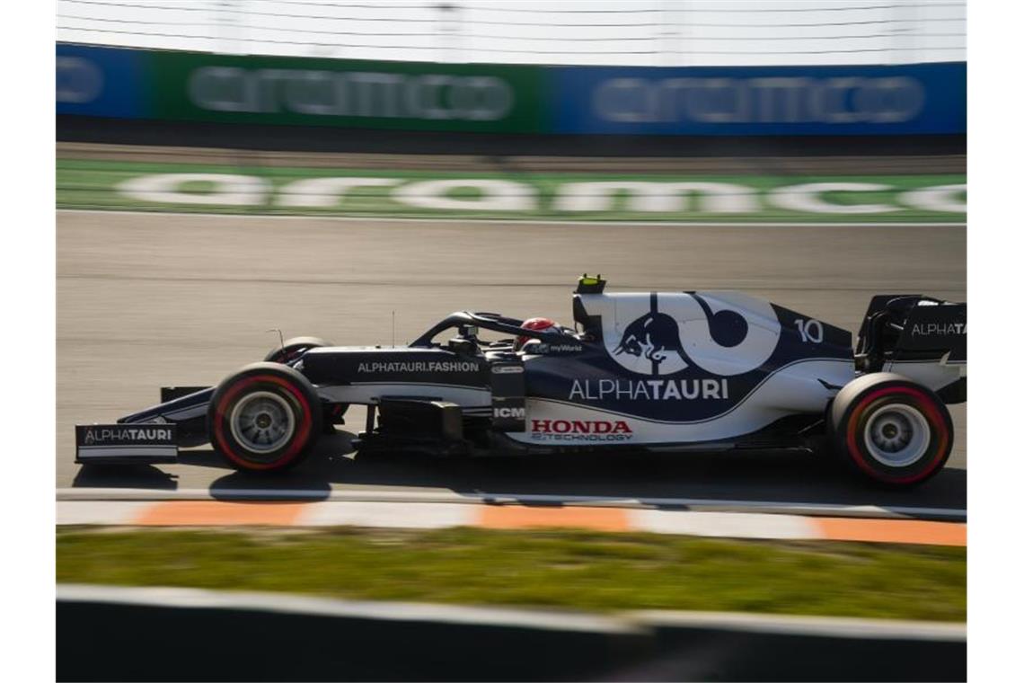 Der Franzose Pierre Gasly bleibt weiter im Cockpit von Alpha Tauri. Foto: Francisco Seco/AP/dpa