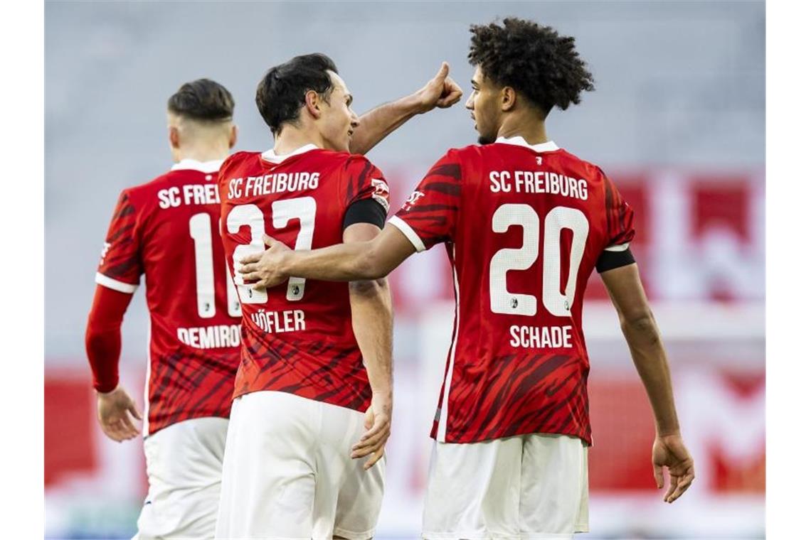 BVB siegt, Pleite für Gladbach - Fürth gewinnt gegen Mainz Der Freiburger Nicolas Höfler (M) feiert den Torschützen Kevin Schade (r). Foto: Tom Weller/dpa