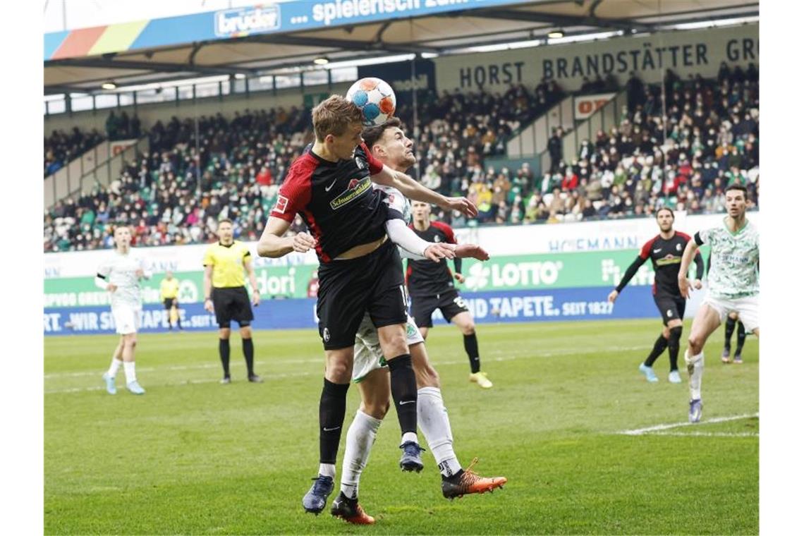 „Vielleicht hilft der Punkt“: Freiburg peilt Europacup an Der Freiburger Nils Petersen (l) gewinnt das Kopfballduell gegen den Fürther Nick Viergever. Foto: Daniel Löb/dpa
