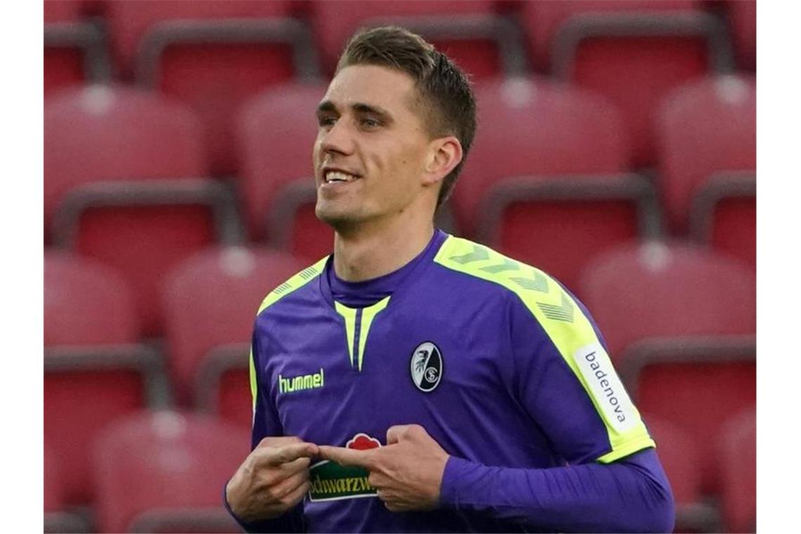 Fußball-Profi Petersen lobt Anti-Mecker-Regel Der Freiburger Torschütze Nils Petersen jubelt nach dem 2:0. Foto: Thomas Frey/dpa/Archivbild