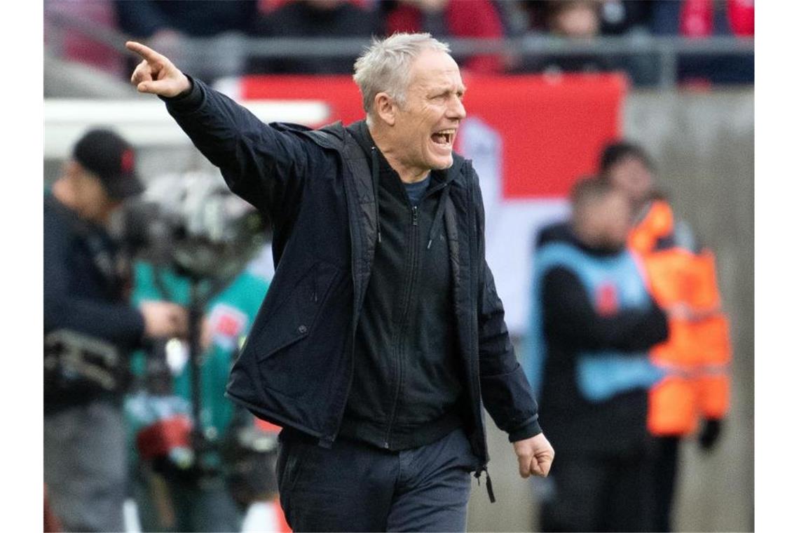 Der Freiburger Trainer Christian Streich gibt Anweisungen. Foto: Federico Gambarini/dpa/Archiv