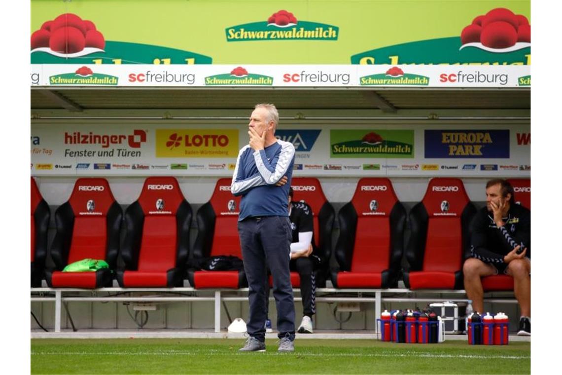 Der Freiburger Trainer Christian Streich steht vor der Trainerbank. Foto: Philipp von Ditfurth/dpa/Archivbild