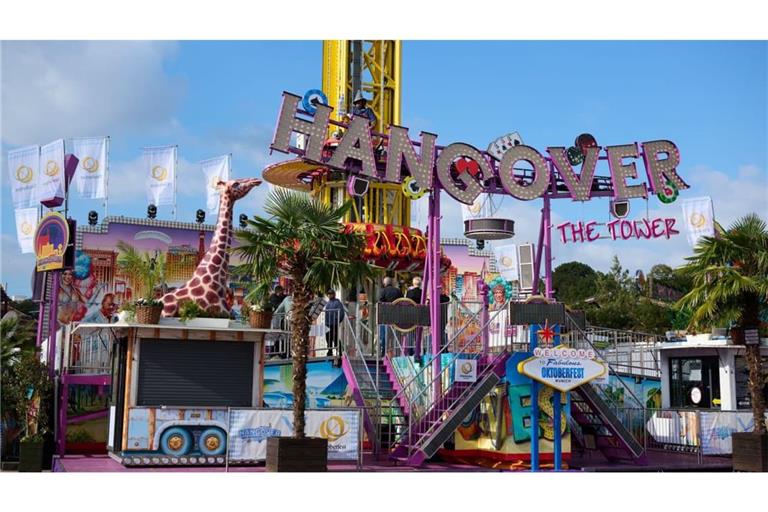 Der Freifallturm „Hangover“ auf dem Oktoberfest. Nach dem tödlichen Unfall eines Fahrgeschäft-Mitarbeiters gehen die Ermittlungen zur Ursache weiter.
