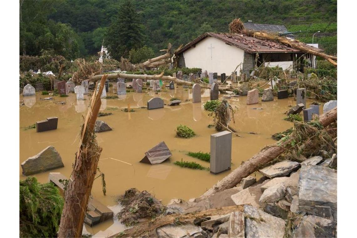 Mehr als 100 Hochwasser-Tote im Westen Deutschlands Der Friedhof in Altenahr ist vom Hochwasser überflutet. Foto: Thomas Frey/dpa