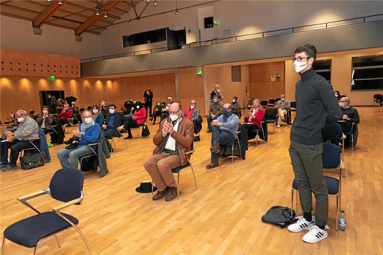 Der frisch nominierte Bundestagskandidat (rechts) erhielt kräftigen Applaus von der Versammlung in der Murrhardter Festhalle. Foto: J. Fiedler