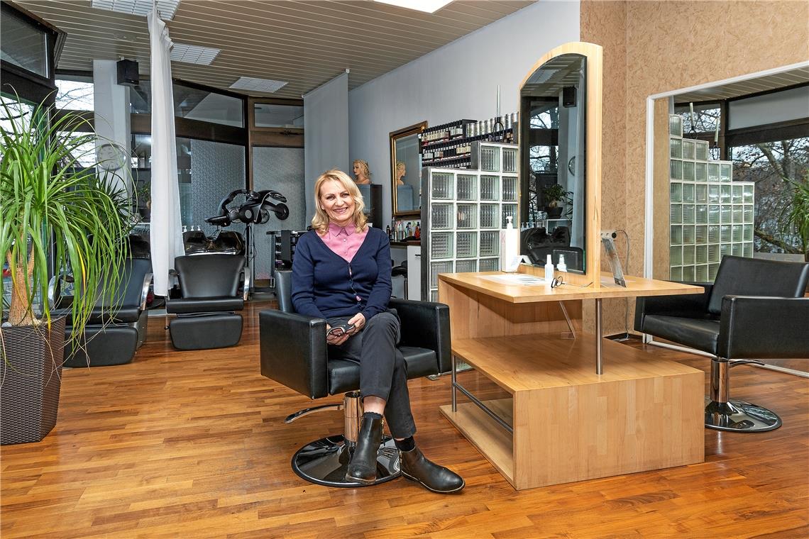 Der Friseursalon ist leer: Während des Lockdowns darf Olga Klauser von der Impuls Hair Company keine Kunden empfangen. Sie ist auf die Zuschüsse des Bundes angewiesen. Foto: J. Fiedler