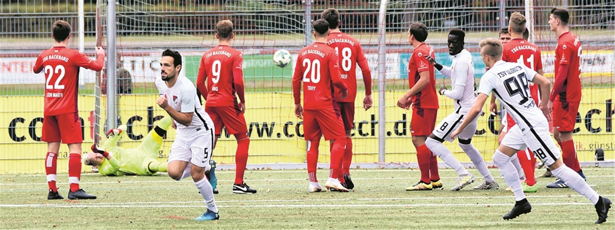 Der frühe Rückstand für Backnang: Ilshofens Spielertrainer Ralf Kettemann (links) zirkelte den Ball über die Mauer ins Netz, der TSG-Keeper Michael Quattlender war machtlos.Foto: T. Sellmaier