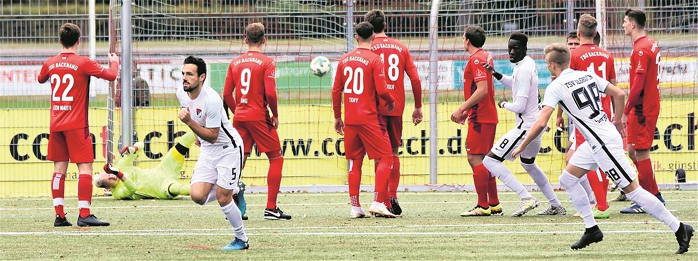 Der frühe Rückstand für Backnang: Ilshofens Spielertrainer Ralf Kettemann (links) zirkelte den Ball über die Mauer ins Netz, der TSG-Keeper Michael Quattlender war machtlos.Foto: T. Sellmaier