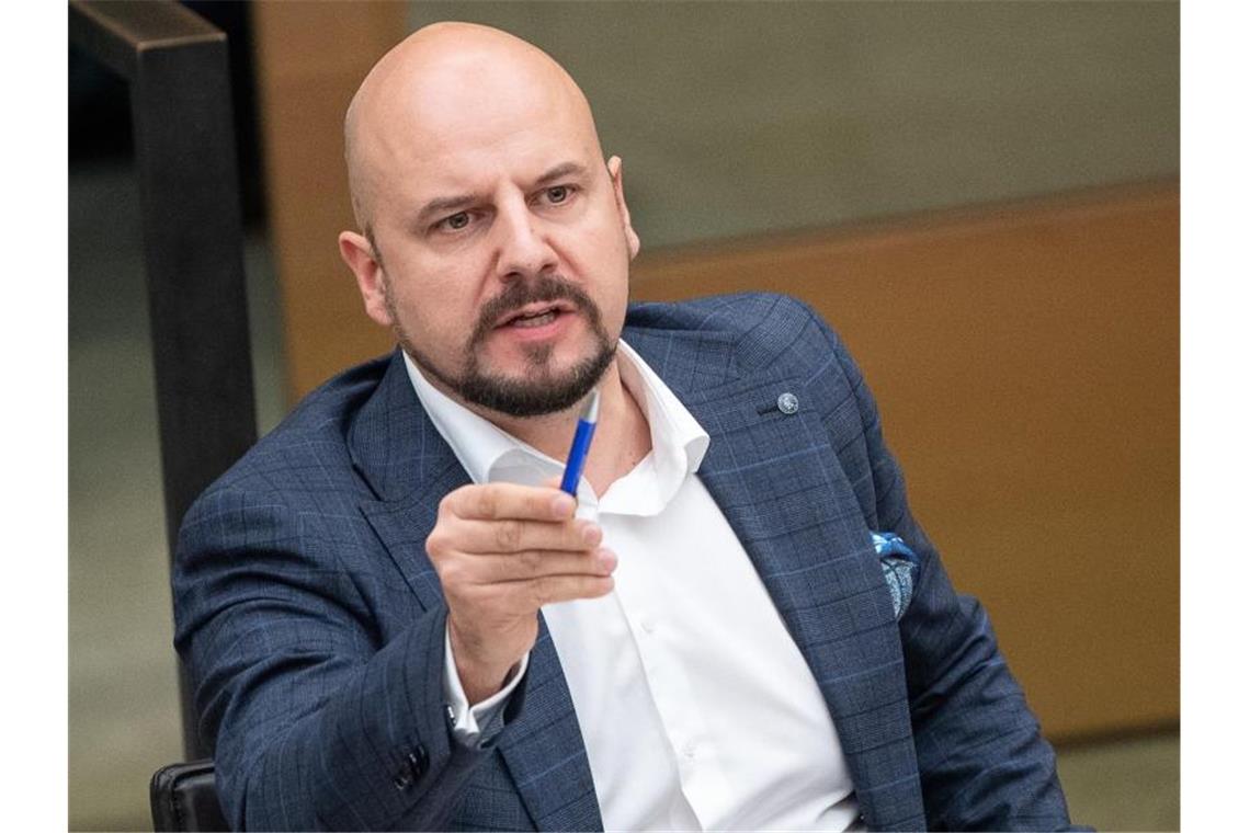 Anklage gegen Räpple wegen Aufruf zu Sturz der Regierung Der frühere baden-württembergische Landtagsabgeordnete Stefan Räpple in Stuttgart. Foto: Sebastian Gollnow/dpa/archivbild