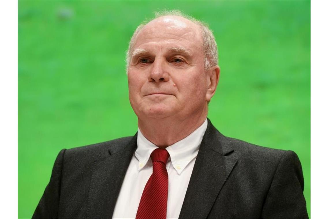 Auch Hoeneß gegen EM in zwölf Spielorten - DFB-Chef hofft Der frühere Bayern-Präsident Uli Hoeneß spricht sich gegen eine EM in zwölf Ländern aus. Foto: Tobias Hase/dpa