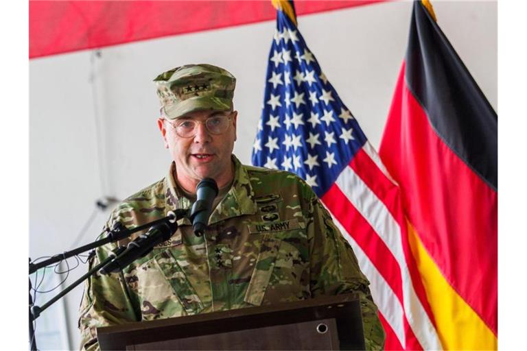Der frühere Befehlshaber der US-Truppen in Europa, Ben Hodges, spricht in den Storck-Barracks im bayerischen Illesheim. Foto: Nicolas Armer/dpa