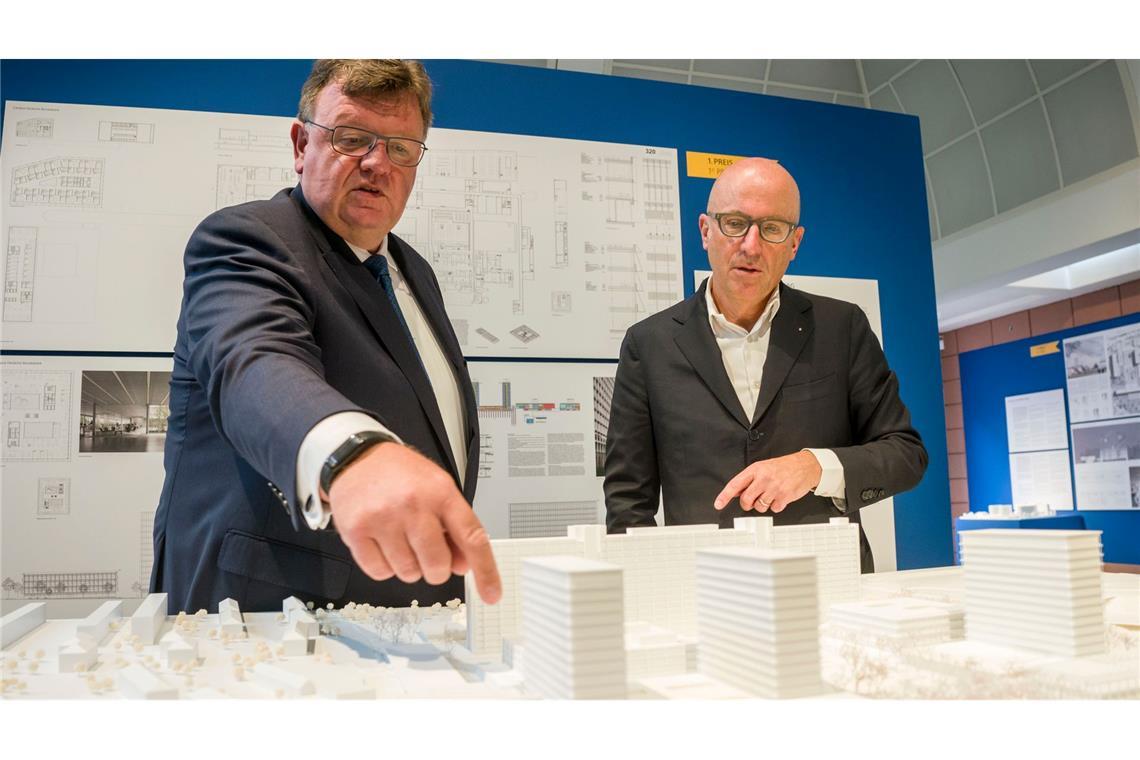 Der frühere Bundesbank-Vorstand Johannes Beermann (links) zeigt den ursprünglich geplanten Campus. (Archvbild)