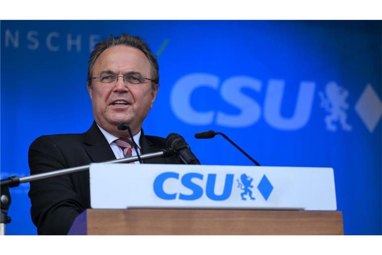 Der frühere Bundesinnenminister Hans-Peter Friedrich (CSU) hält die bisherige Strategie gegenüber der AfD für gescheitert und fordert einen radikalen Kurswechsel im Umgang mit der Partei (Archivfoto).
