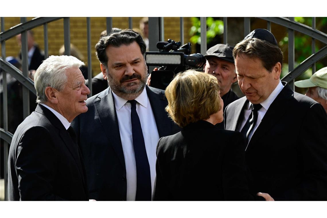 Viel Prominenz bei Beisetzung von Margot Friedländer Der frühere Bundespräsident Joachim Gauck mit seiner Frau.