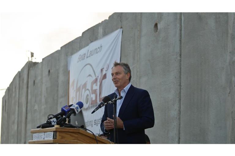 Der frühere englische Premierminister Tony-Blair bei einer Rede an der Grenze zwischen Israel und dem West-Jordanland: Friedensfestiger.
