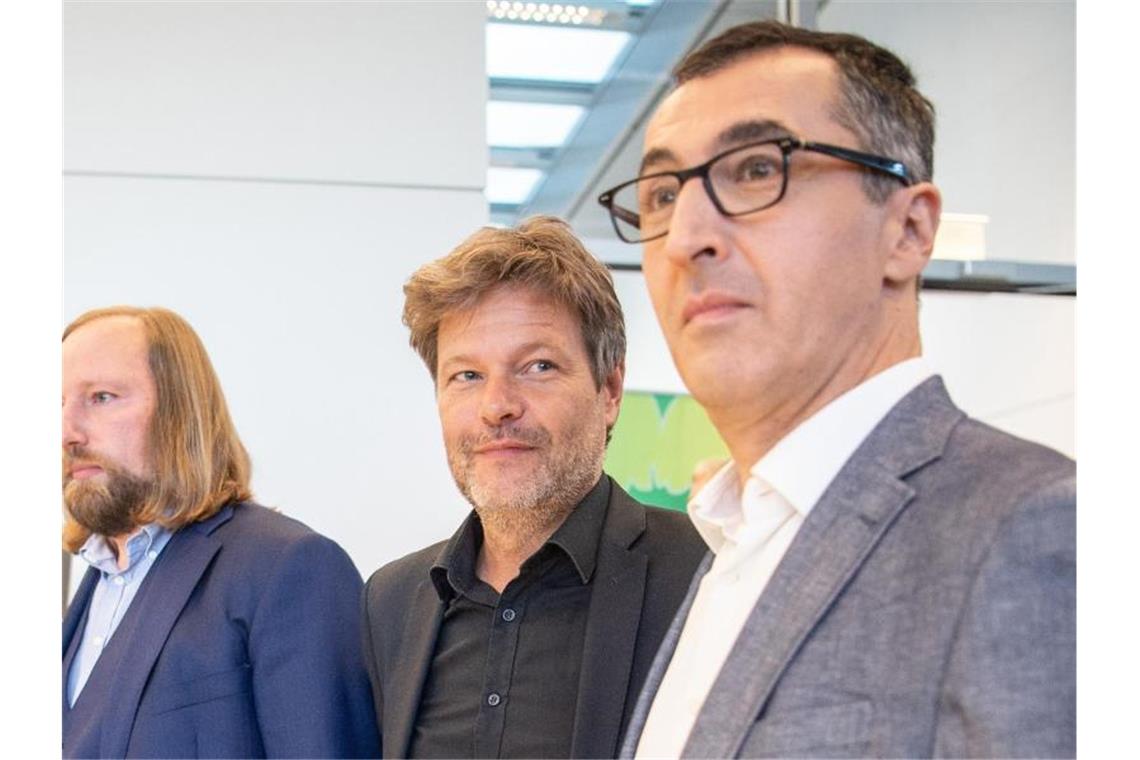 Özdemir will als Agrarminister Tierwohl stärken Der frühere Grünen-Chef Cem Özdemir (r) schaut nach vorne. Foto: Arne Immanuel Bänsch/dpa/Archivbild