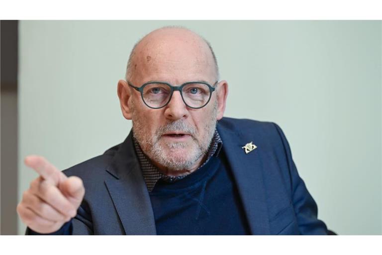 Der frühere Landesverkehrsminister Winfried Hermann (Grüne) hält der Autoindustrie, aber auch der Politik vor, reichlich planlos zu handeln.