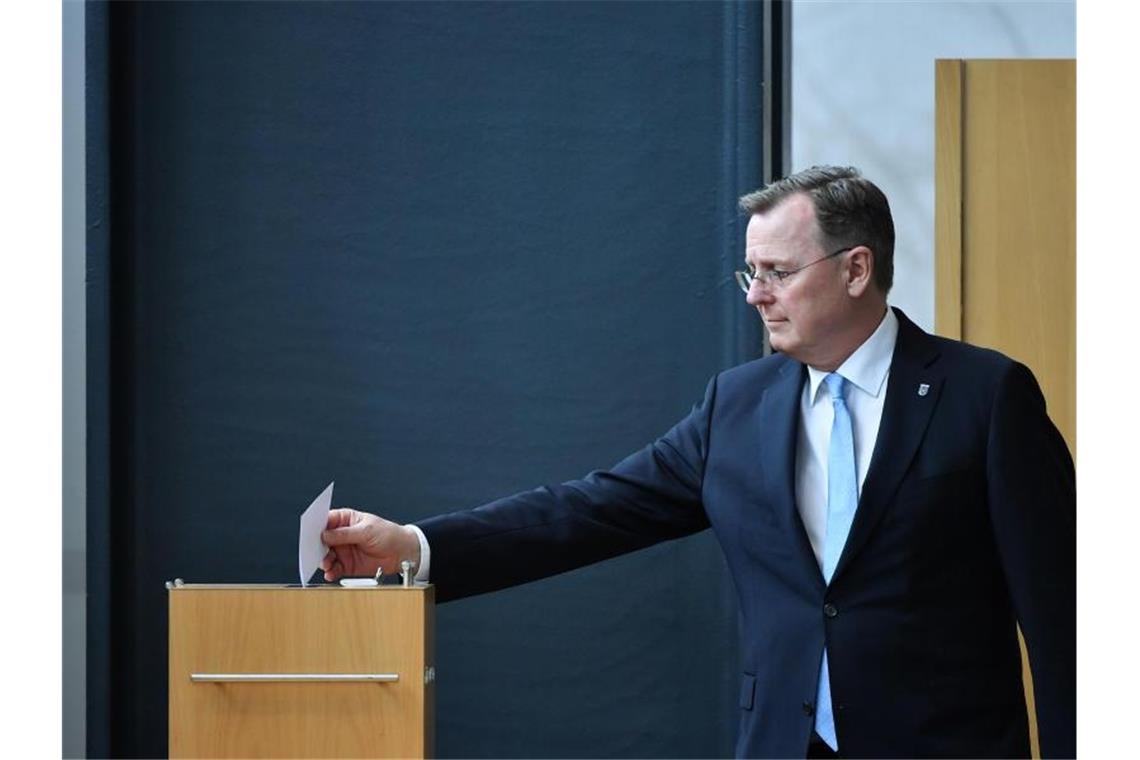 Der frühere Ministerpräsident und erneute Kandidat für das Amt, Bodo Ramelow (Die Linke), gibt seine Stimme ab. Foto: Martin Schutt/dpa-Zentralbild/dpa