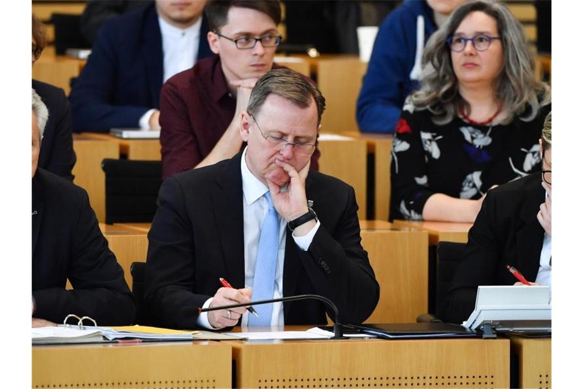 Der frühere Ministerpräsident und erneute Kandidat für das Amt, Bodo Ramelow (M, Die Linke) nach dem ersten Wahlgang im Landtag. Neben dem Fraktionsvorsitzenden Susanne Hennig-Wellsow (r) und Geschäftsführer Andre Blechschmidt (l). Foto: Martin Schutt/dpa-Zentralbild/dpa