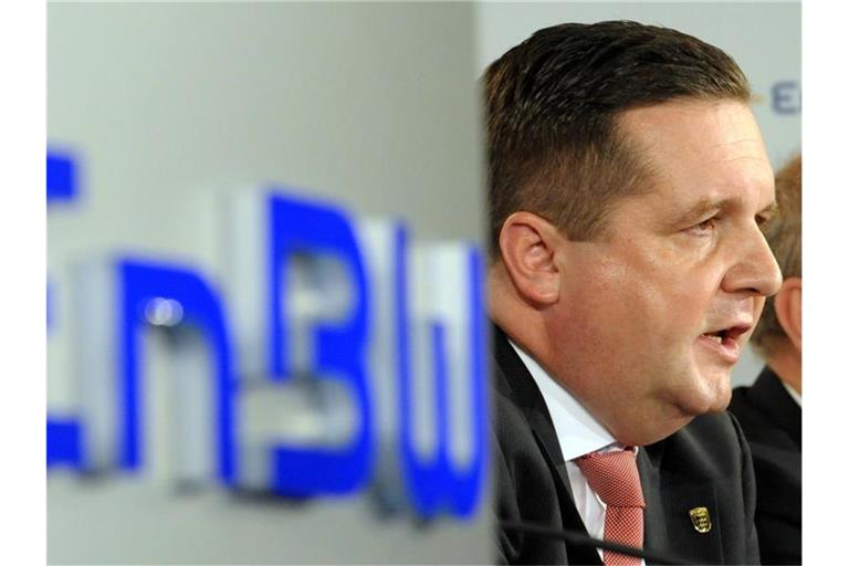 Der frühere Ministerpräsident von Baden-Württemberg, Stefan Mappus, hinter einem EnBW-Logo. Foto: picture alliance/dpa/Archivbild