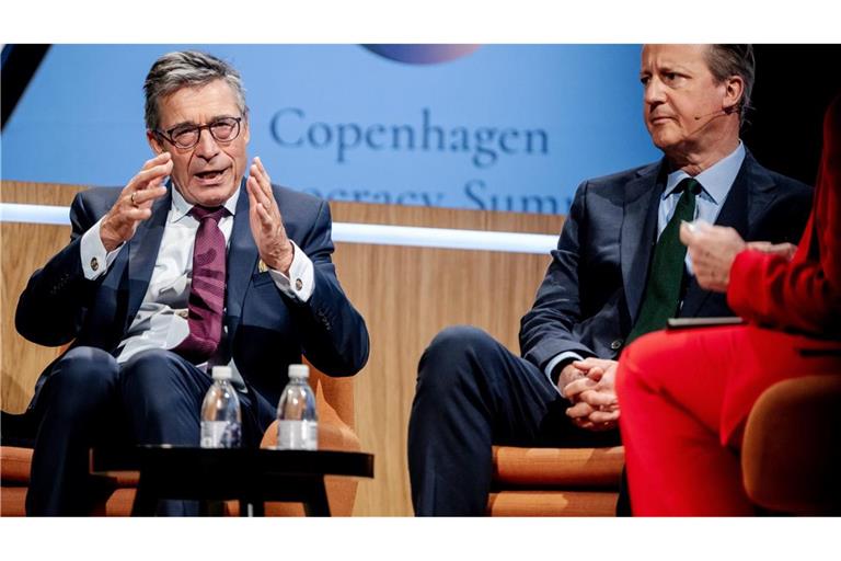 Der frühere Nato-Generalsekretär Anders Fogh Rasmussen (l) wirbt für einen Zusammenschluss der demokratischen Mittelmächte. Hier redet er mit dem  ehemaligen britischen Premierminister James Cameron auf einem Demokratie-Gipfel in Kopenhagen. (Archivbild)