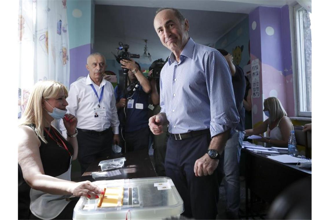 Armeniens Regierungschef Paschinjan zum Wahlsieger erklärt Der frühere Präsident Robert Kotscharjan steht für die Stimmabgabe in einem Wahllokal. Foto: Vahram Baghdasaryan/PHOTOLURE/dpa
