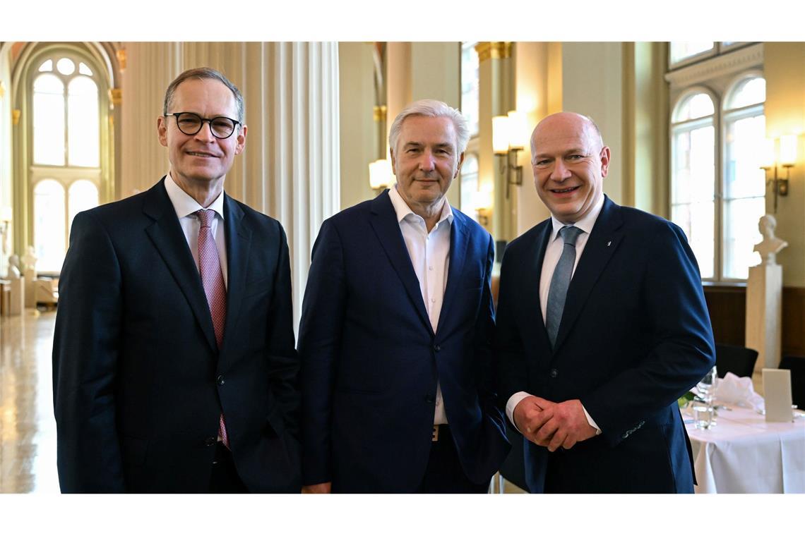 Der frühere Regierende Bürgermeister Klaus Wowereit zwischen seinen Nachfolgern Michael Müller (links, SPD) und Kai Wegner (rechts, CDU) im Jahr 2025. (Archivbild)